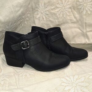 Clarks size 8 Ultimate Comfort black ankle boots booties w zip